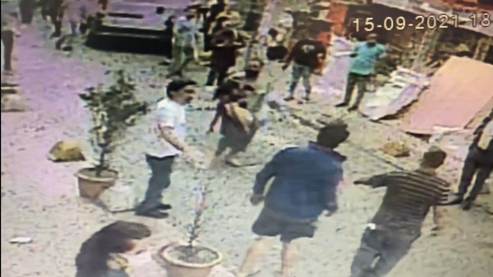 Başından vurduğu hamile eşini kucağında caddeye taşıdı