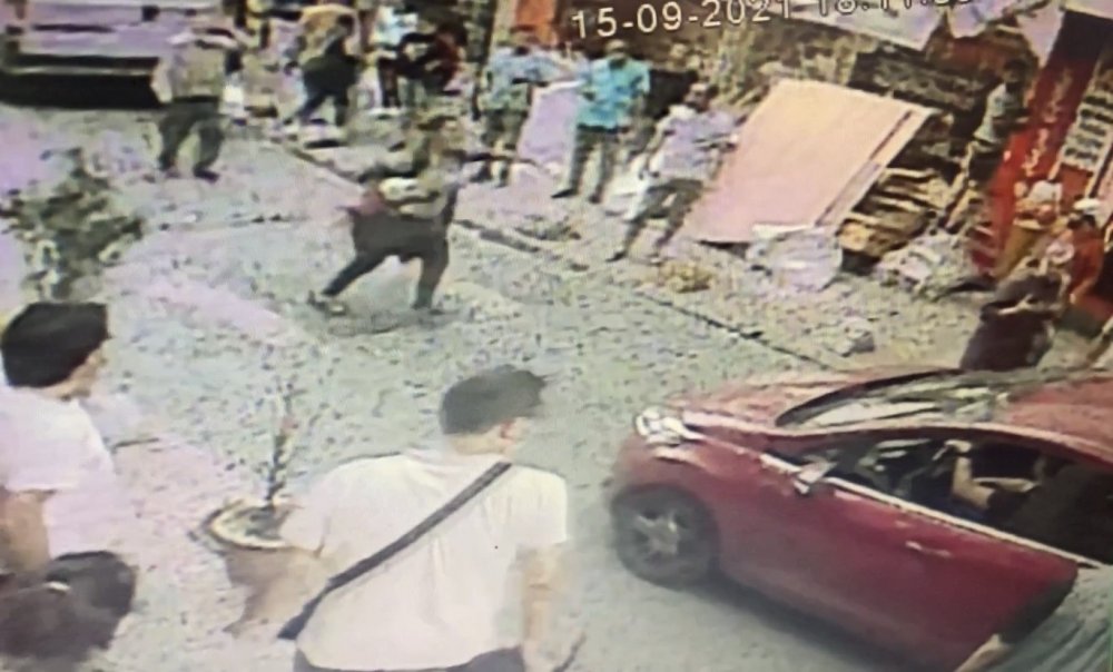 Başından vurduğu hamile eşini kucağında caddeye taşıdı