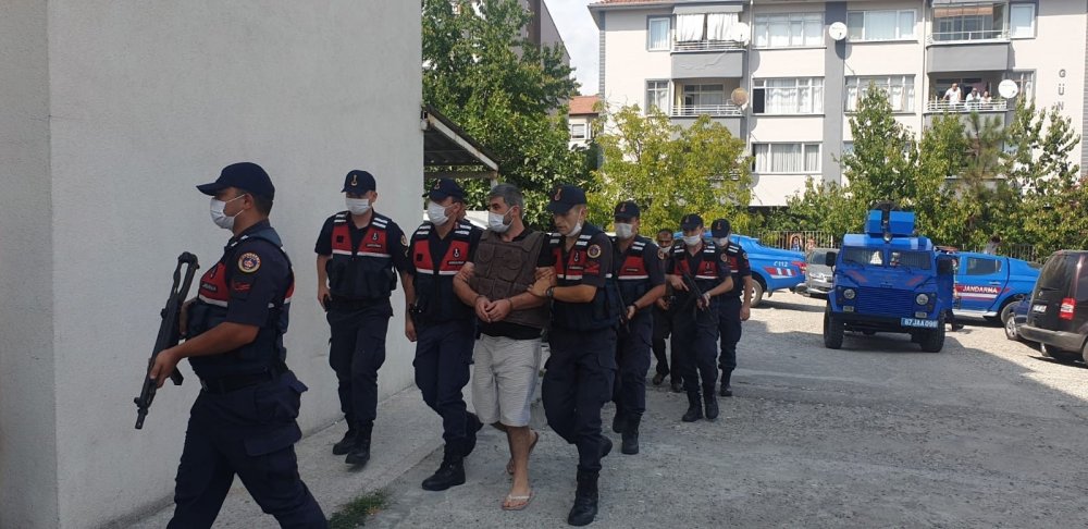 Öldürüp, ormana gömdükten sonra kan izlerini alçıyla kapatmışlar