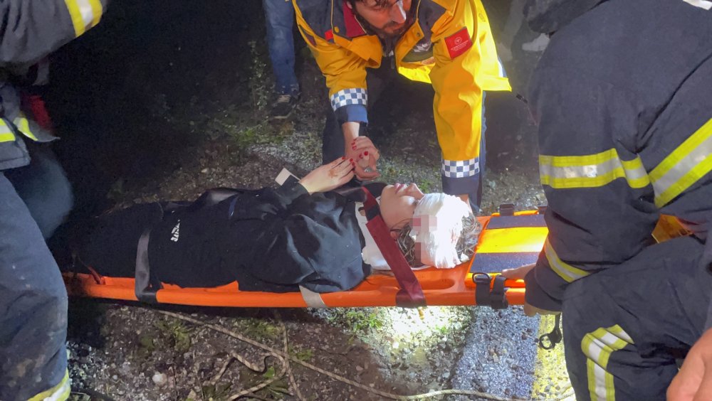 UTV ile 30 metrelik uçuruma düşen 2 kişi 1,5 saatlik çalışmayla kurtarıldı