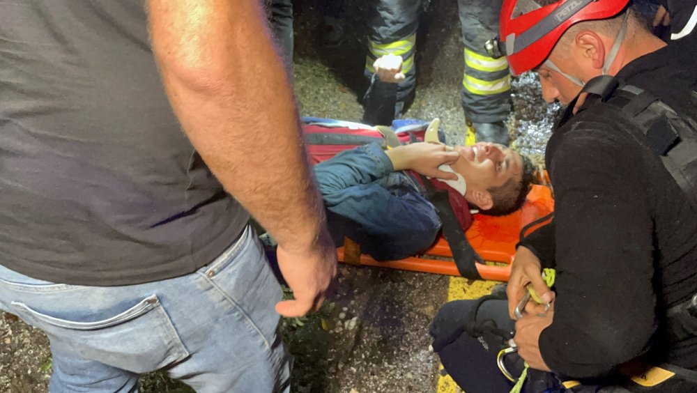 UTV ile 30 metrelik uçuruma düşen 2 kişi 1,5 saatlik çalışmayla kurtarıldı