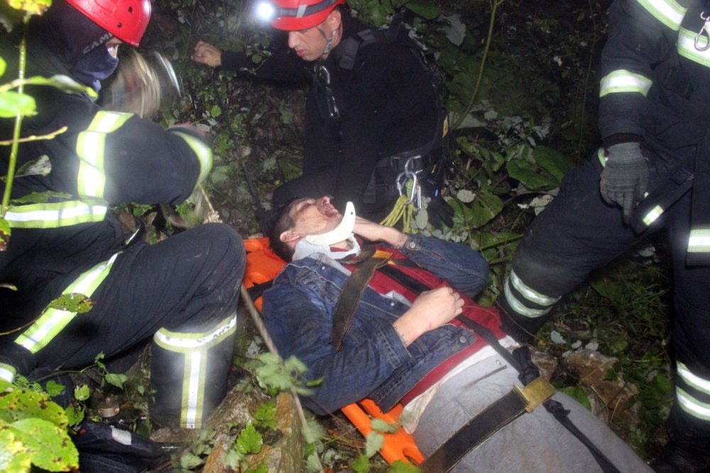 UTV ile 30 metrelik uçuruma düşen 2 kişi 1,5 saatlik çalışmayla kurtarıldı