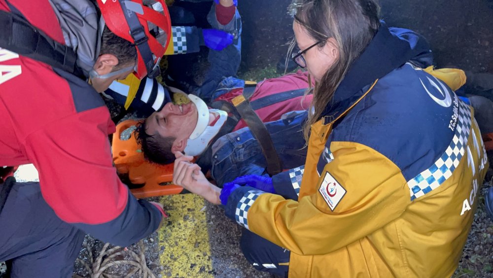 UTV ile 30 metrelik uçuruma düşen 2 kişi 1,5 saatlik çalışmayla kurtarıldı