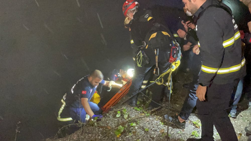 UTV ile 30 metrelik uçuruma düşen 2 kişi 1,5 saatlik çalışmayla kurtarıldı