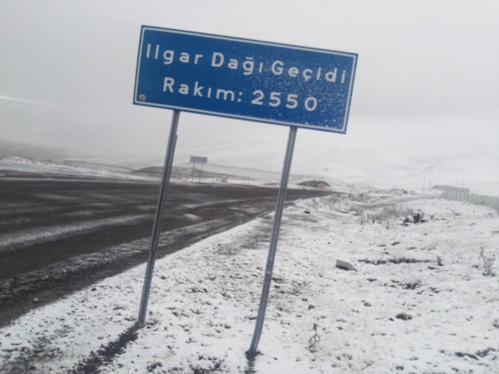 Ardahan’a mevsimin ilk karı yağdı