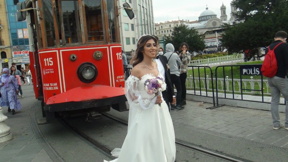 İranlı çift Taksim’de ilgi odağı oldu