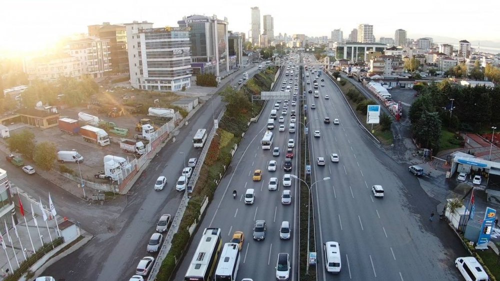 İstanbul’da haftanın son iş gününde trafik yoğunluğu erken başladı