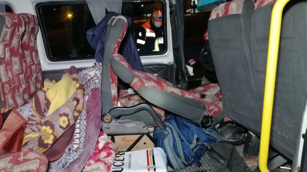 Mevsimlik tarım işçilerini taşıyan minibüs tıra arkadan çarptı: 2’si bebek 17 yaralı