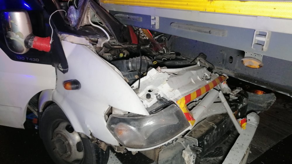 Mevsimlik tarım işçilerini taşıyan minibüs tıra arkadan çarptı: 2’si bebek 17 yaralı