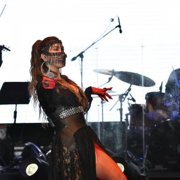 hande-yener-yardim-konserine-kirmizi-jartiyerle-cikti7.jpg