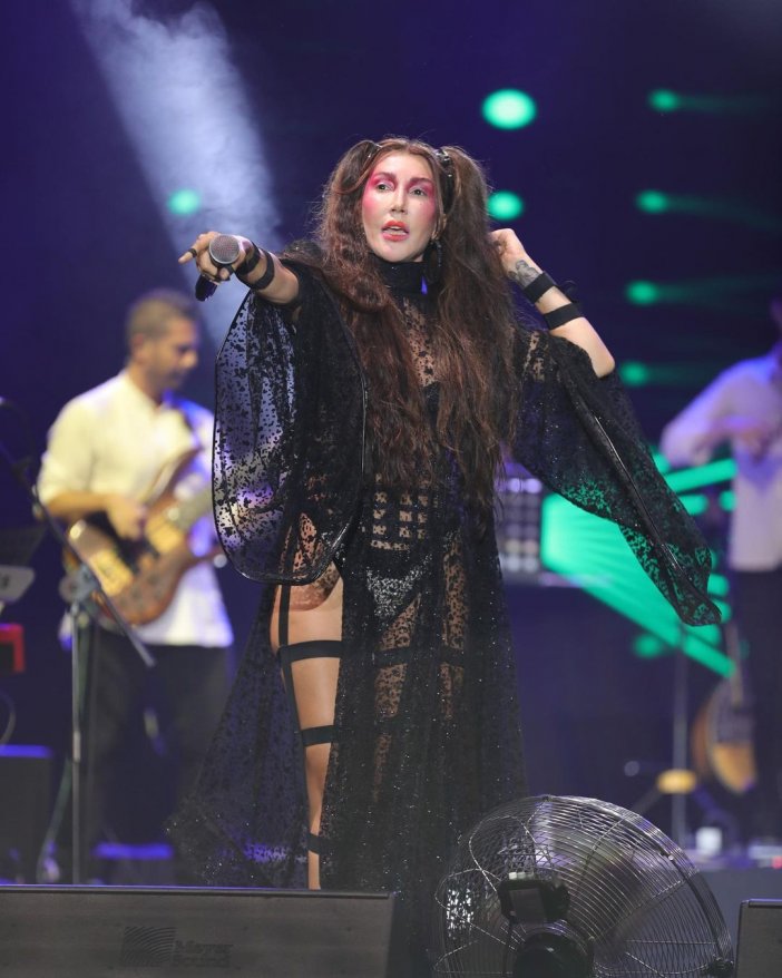 hande-yener-yardim-konserine-kirmizi-jartiyerle-cikti9.jpg