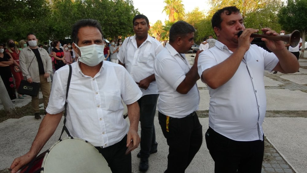 1.5 Adana Roket takımı davul zurnayla karşılandı