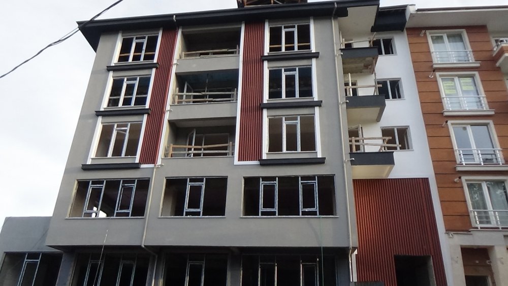 5 katlı inşaatın çatısından düşen 17 yaşındaki işçi hayatını kaybetti