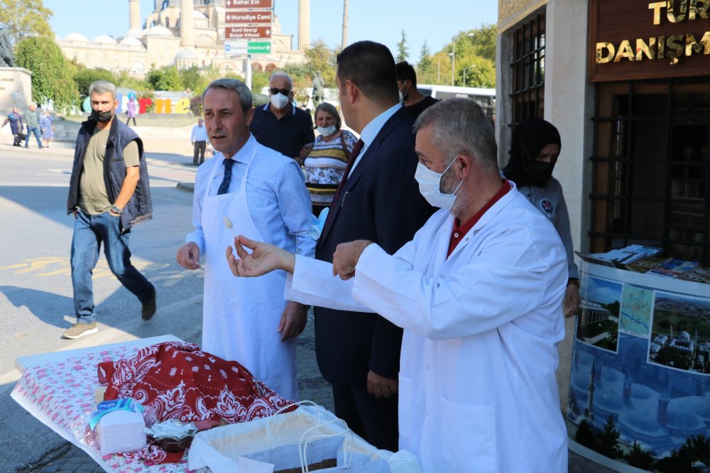 Dünya Turizm Günü’nde vatandaşlara kavala kurabiyesi ve tava ciğer ikram edildi