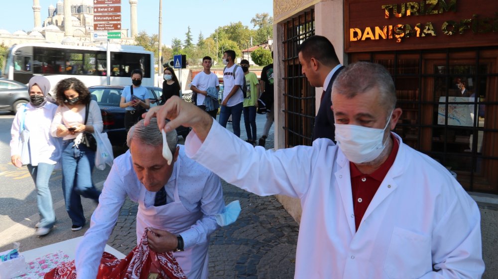 Dünya Turizm Günü’nde vatandaşlara kavala kurabiyesi ve tava ciğer ikram edildi