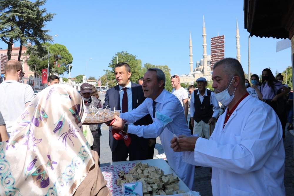 Dünya Turizm Günü’nde vatandaşlara kavala kurabiyesi ve tava ciğer ikram edildi