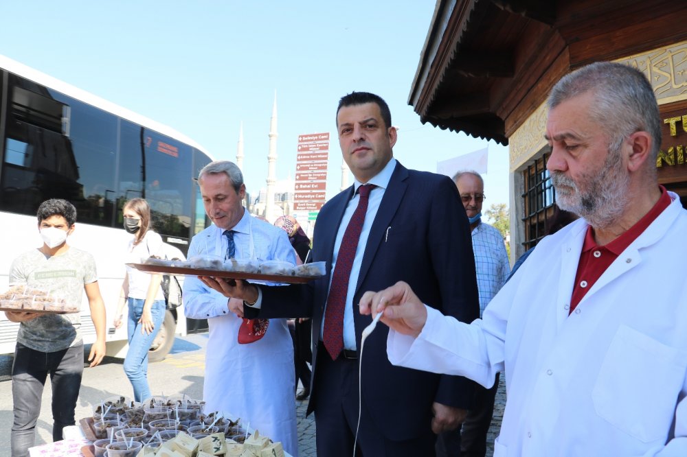 Dünya Turizm Günü’nde vatandaşlara kavala kurabiyesi ve tava ciğer ikram edildi