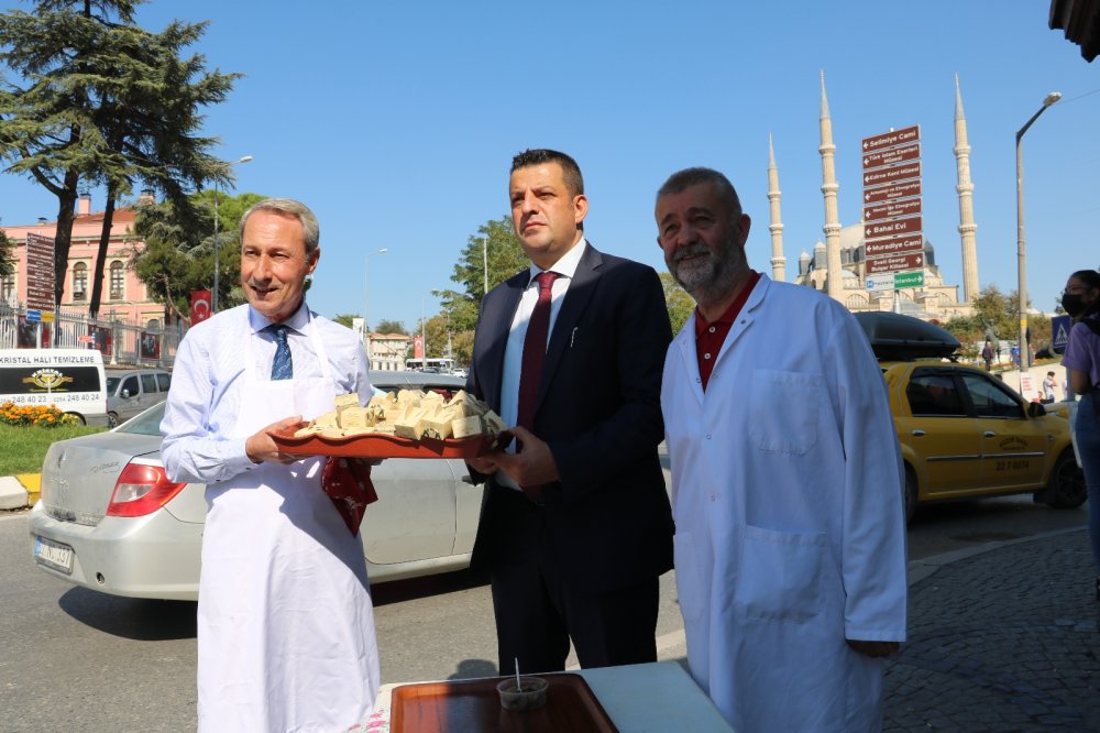 Dünya Turizm Günü’nde vatandaşlara kavala kurabiyesi ve tava ciğer ikram edildi