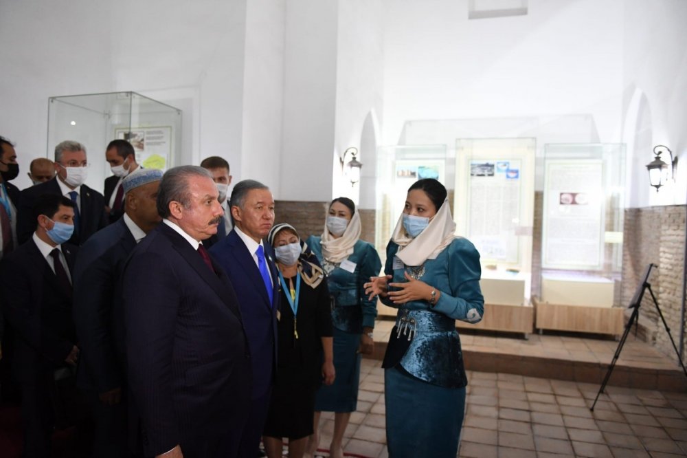 TBMM Başkanı Şentop, Türkistan’da Hoca Ahmet Yesevi Türbesi’ni ziyaret etti