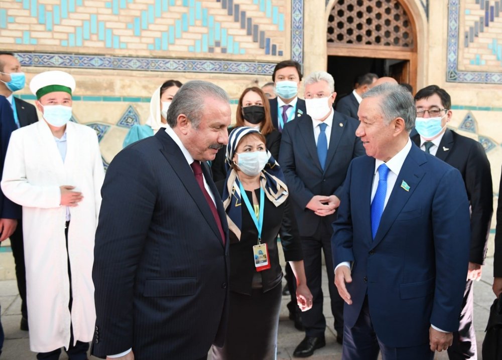 TBMM Başkanı Şentop, Türkistan’da Hoca Ahmet Yesevi Türbesi’ni ziyaret etti