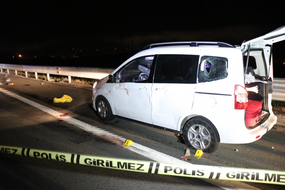 TEM’de patlayan lastiği değiştirirken kamyonetin çarptığı kardeşler öldü