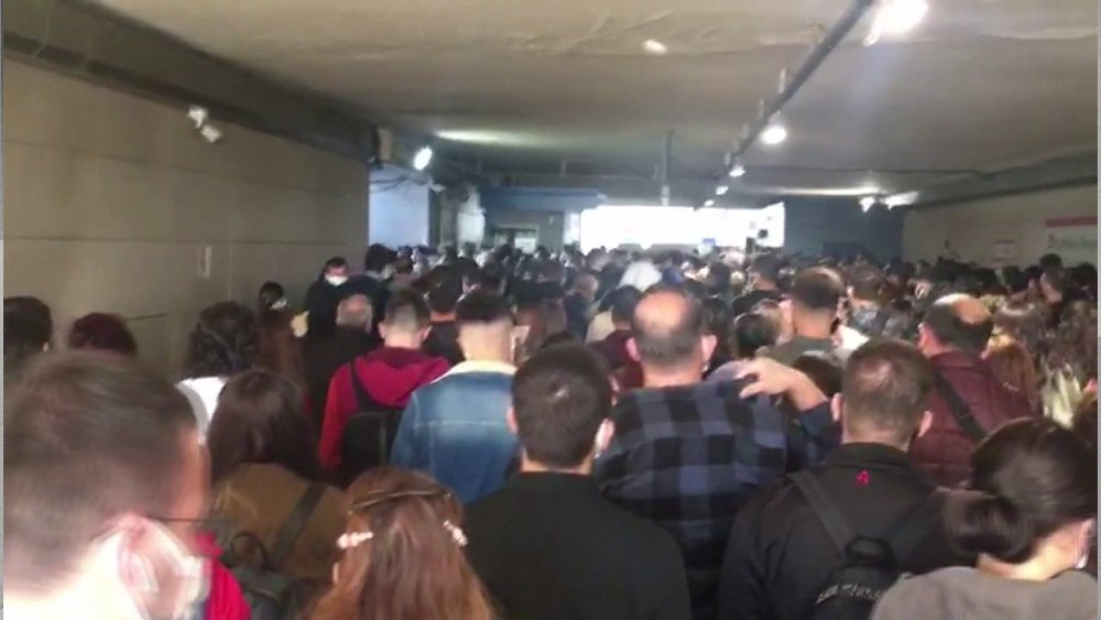 Uzunçayır metrobüs durağında iskele yoğunluğu