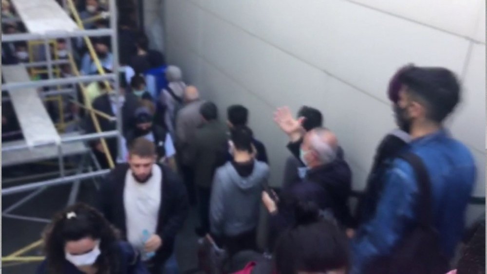 Uzunçayır metrobüs durağında iskele yoğunluğu
