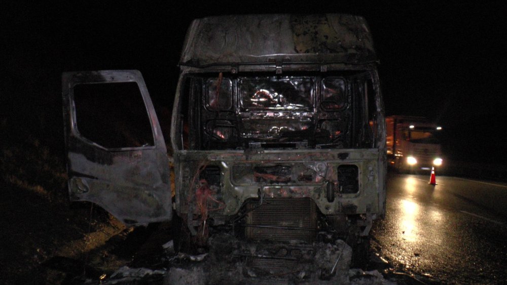 Kuzey Marmara Otoyolu’nda metal yüklü tır alev alev yandı