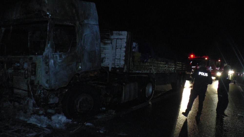 Kuzey Marmara Otoyolu’nda metal yüklü tır alev alev yandı