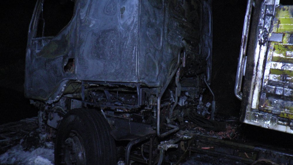 Kuzey Marmara Otoyolu’nda metal yüklü tır alev alev yandı