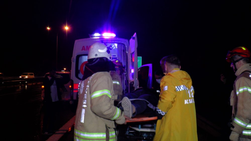 Sultanbeyli TEM’de sıkışmalı trafik kazası: 2 yaralı