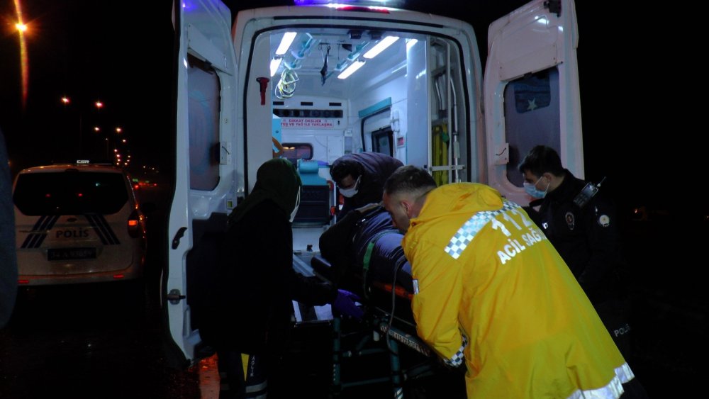 Sultanbeyli TEM’de sıkışmalı trafik kazası: 2 yaralı