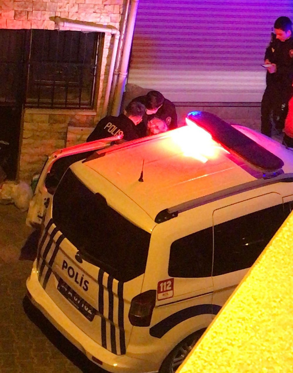 Uyuşturucu parası isteyen oğlunu tabanca ile vurdu