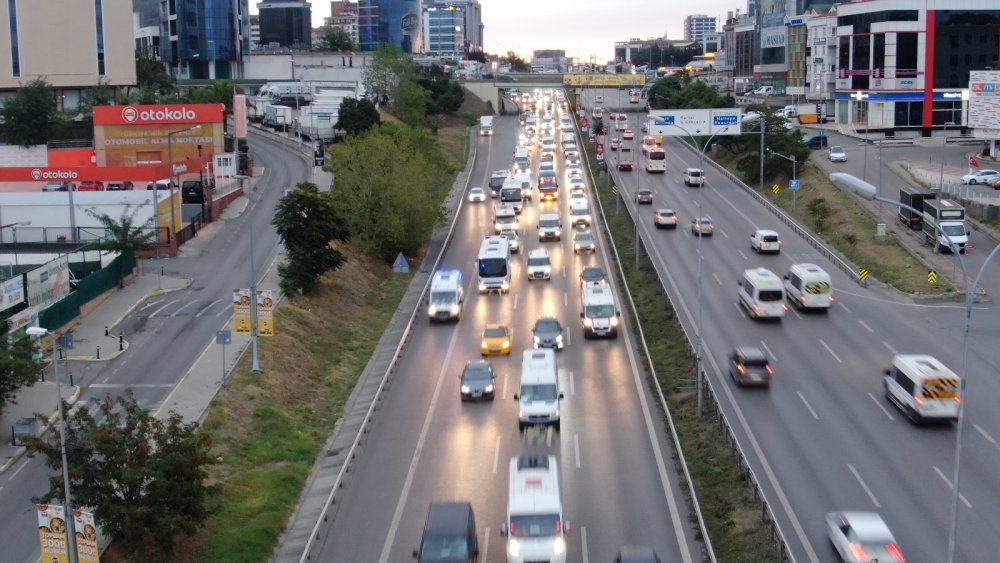 İstanbul’da yağmur sonrası trafik mesaisi başladı, yoğunluk yüzde 60’i gördü