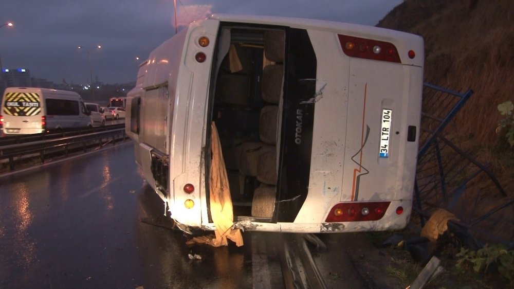 Yağış nedeniyle 5 araç karıştığı 3 ayrı kaza meydana geldi: 2 yaralı