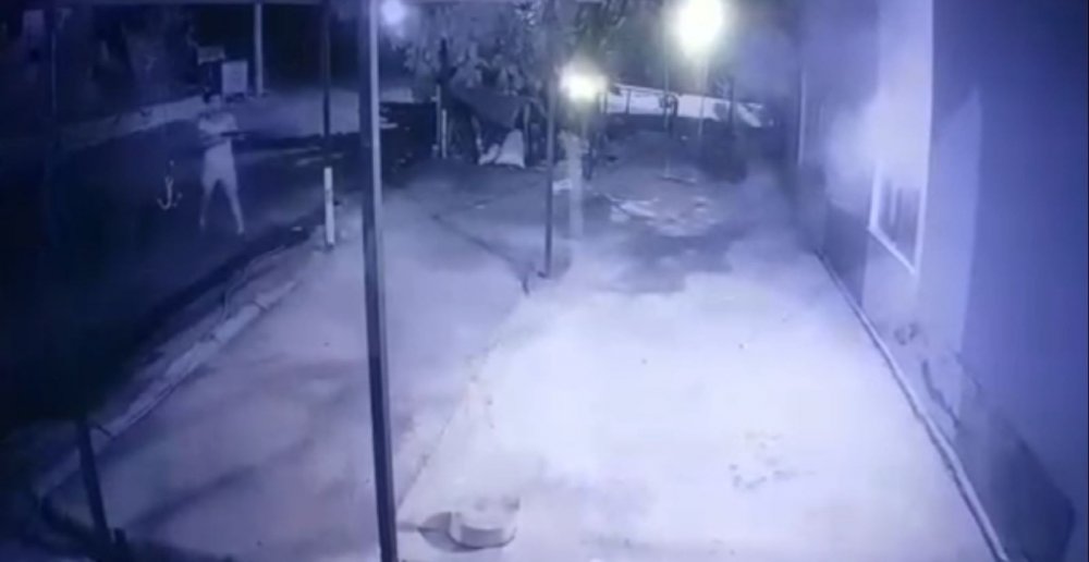 Akrabalarının bir evine kurşun yağdırdı, bir evini yaktı