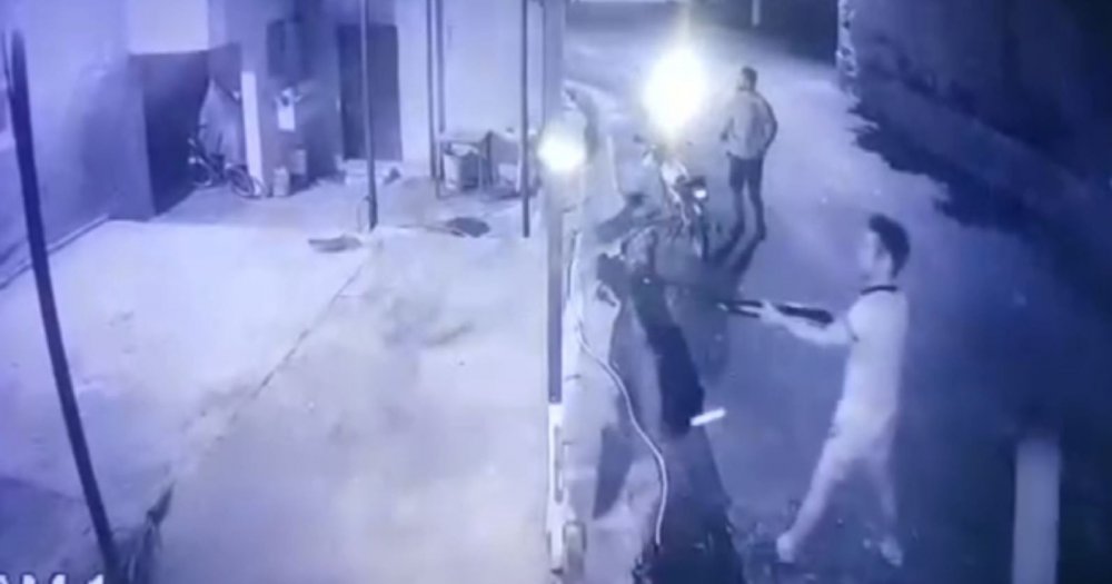 Akrabalarının bir evine kurşun yağdırdı, bir evini yaktı