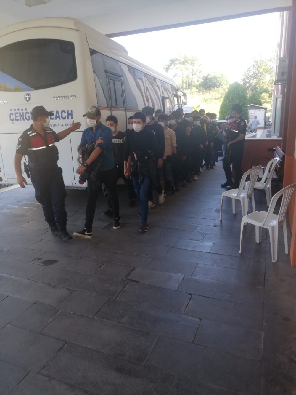 Antalya’da deniz kıyısındaki sazlık alana saklanan 28 düzensiz göçmen yakalandı