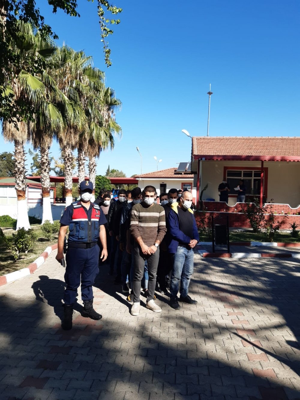 Antalya’da deniz kıyısındaki sazlık alana saklanan 28 düzensiz göçmen yakalandı