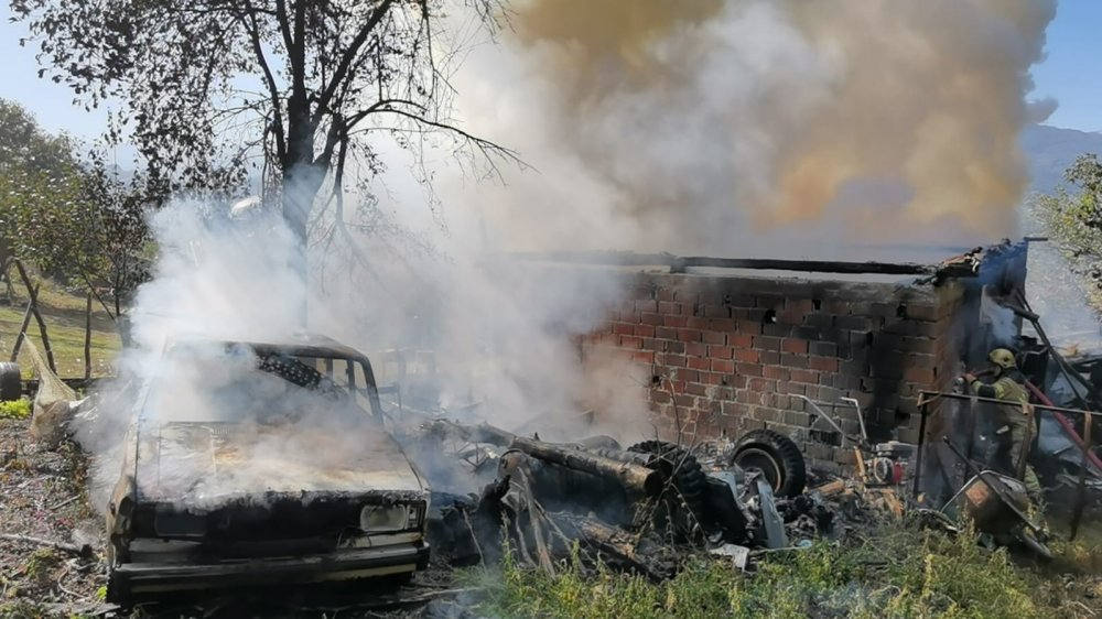 Depoda yangın... Otomobil hurdaya döndü