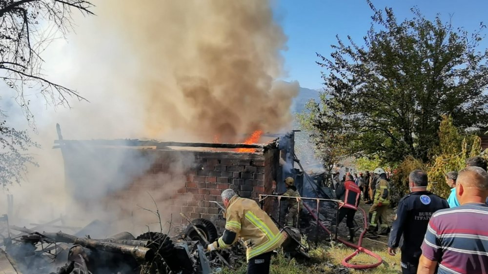 Depoda yangın... Otomobil hurdaya döndü