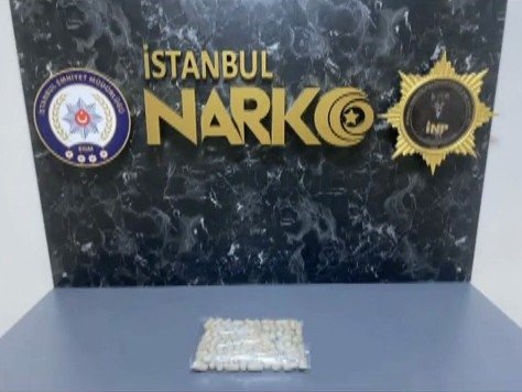 Sindirim sistemlerinde 2 kilonun üzerinde eroin bulunan kuryeler havalimanında yakalandı