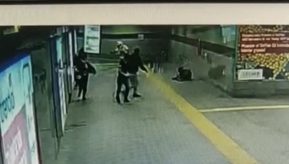 Şişli’de metro girişinde silahlı saldırı kamerada
