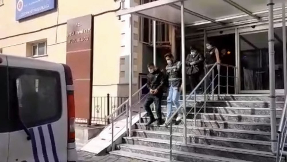 Şişli’de metro girişinde silahlı saldırı kamerada