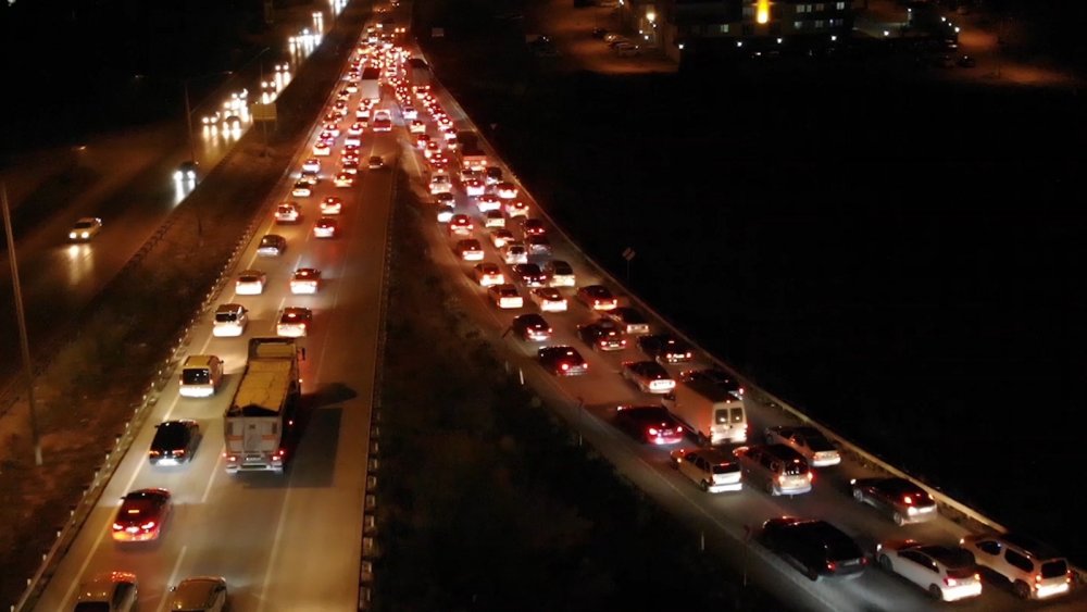 43 ilin geçiş noktası, kilit kavşakta hafta sonu trafik yoğunluğu