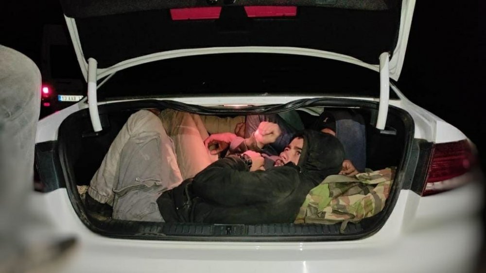 İki otomobilde 29 düzensiz göçmen yakalandı