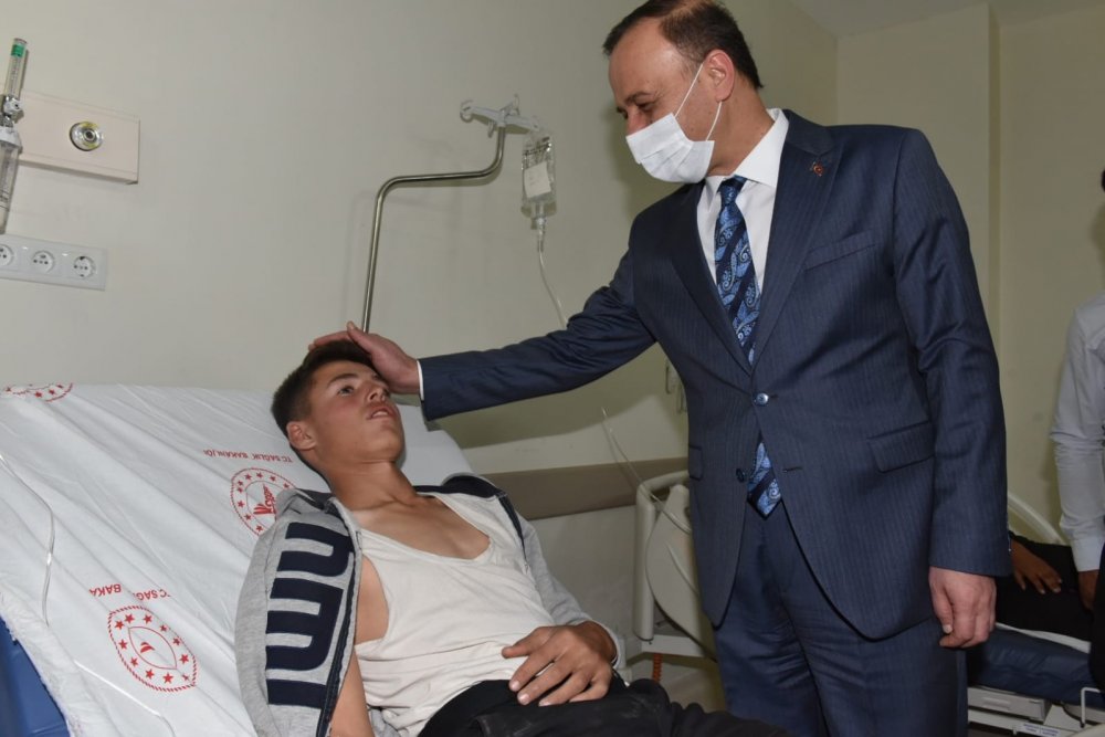 Vali Erin kazada yaralanan öğrencileri ziyaret etti