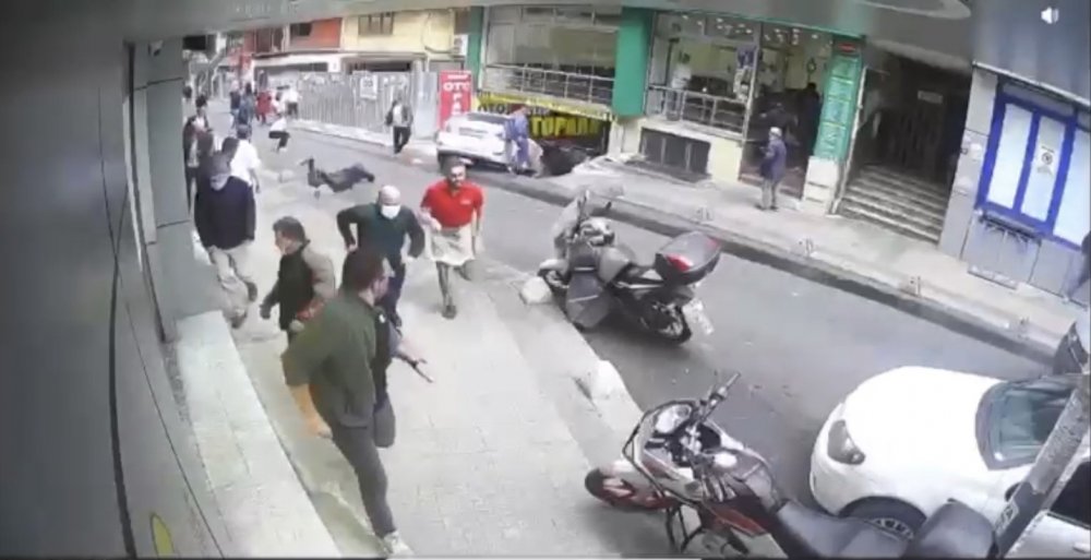 Börekçiye dışarıdan kahvaltılık getirdi, ortalık karıştı: Meydan kavgası kamerada