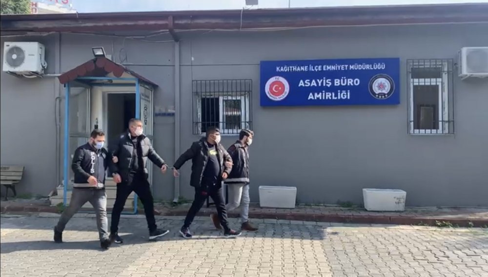 Börekçiye dışarıdan kahvaltılık getirdi, ortalık karıştı: Meydan kavgası kamerada