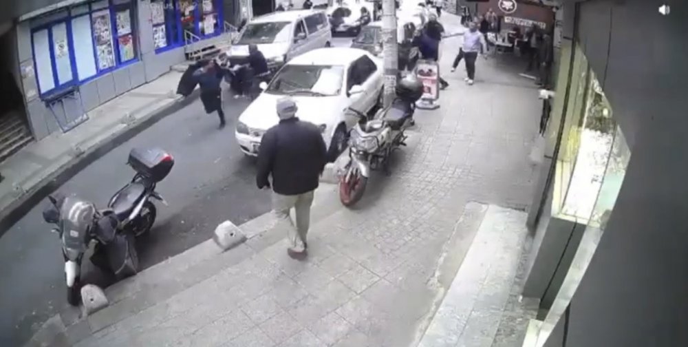 Börekçiye dışarıdan kahvaltılık getirdi, ortalık karıştı: Meydan kavgası kamerada